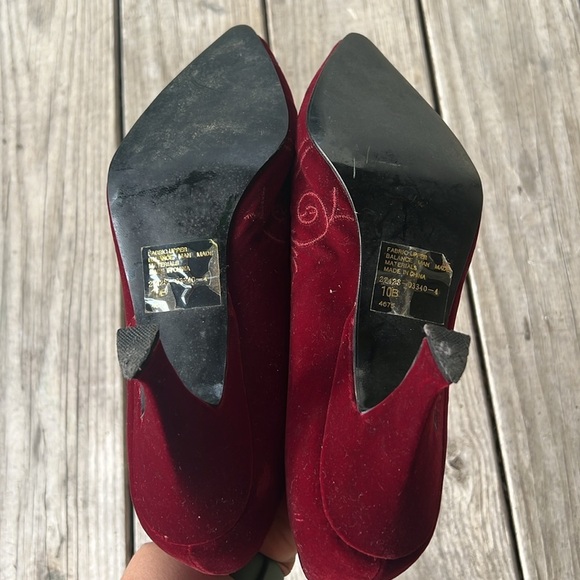 Vintage Notorious For Bakers Leeds Maroon Wine Velvet Kitten Heels Size 10B - Picture 6 of 12